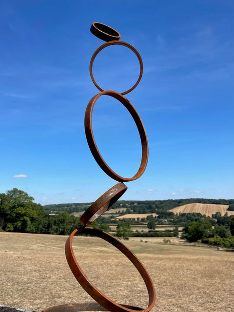 Exterior Rustic Garden Climbing Ring Hoops Circles Modern Art Rusty Metal Garden Stake Yard Art Centre Piece Flower Bed Sculpture