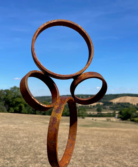 Exterior Rustic Garden Abstract Quad Rings Hoops Circles Modern Art Rusty Metal Garden Stake Yard Art Centre Piece Flower Bed Sculpture