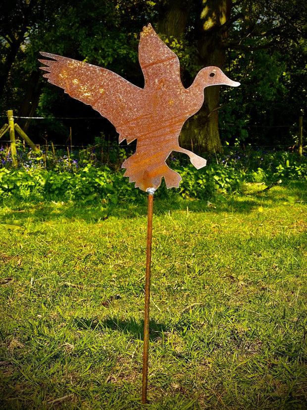 Exterior Rustic Metal Flying Duck Bird Garden Stake Yard Art  Pond River Stream Lake Flower Bed Water Shed Sculpture  Gift