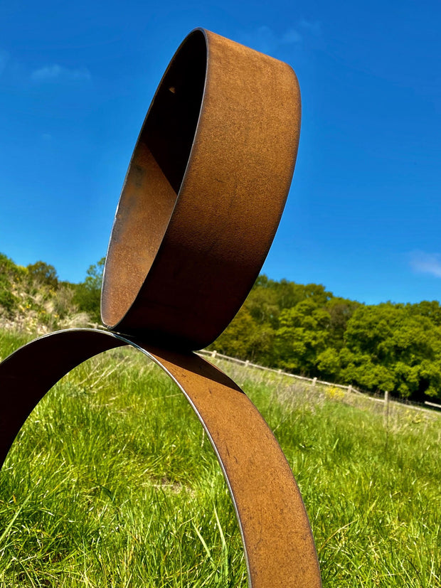 Exterior Rustic Circular Ring Hoop Metal Garden Stake Yard Art  / Flower Bed / Centre Piece Sculpture  Gift   Present