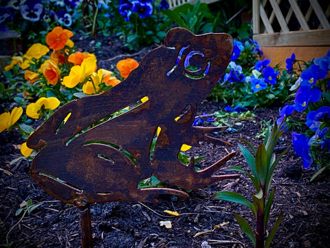 Small Exterior Rustic Rusty Metal Frog Toad Leaping Garden Stake Yard Art  Pond River Flower Bed Sculpture  Gift   Present