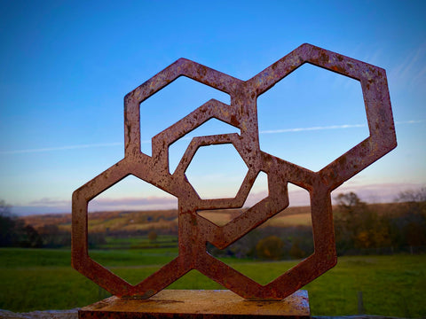 Exterior Rustic Hexagonal Geometric Modern Art View Point Rusty Metal Garden Stake Yard Art  Centre Piece Flower Bed Sculpture  Idea