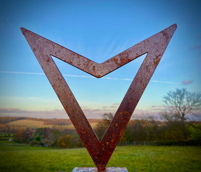 Exterior Rustic Arrow Direction Triangular Modern Art Rusty Metal Garden Stake Yard Art  Centre Piece Flower Bed Sculpture  Idea